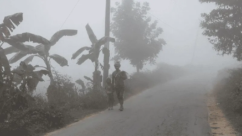 তেঁতুলিয়ায় ঘন কুয়াশার মধ্যে পথচারী হাঁটছেন. Channel i News - চ্যানেল আই নিউজ