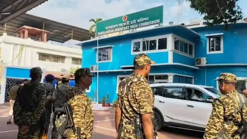 নির্বাচন কমিশন ভবনের সামনে সেনা সদস্যরা অবস্থান করছে. Channel i News - চ্যানেল আই নিউজ