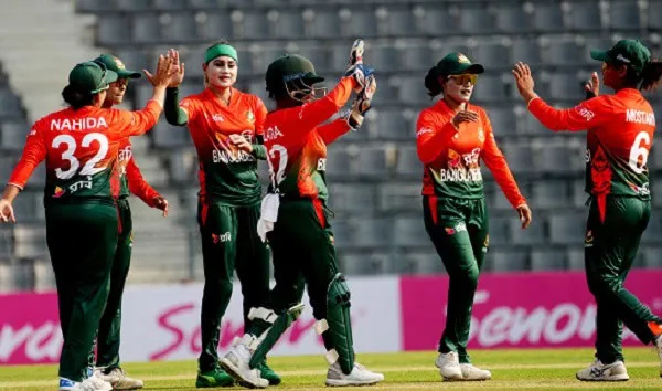 বাংলাদেশ নারী ক্রিকেট দলের খেলোয়াড়রা মাঠে উল্লাস করছে।. Channel i News - চ্যানেল আই নিউজ