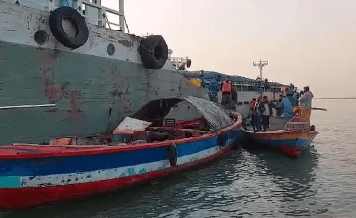 জাহাজে ডাকাতের হামলার ছবি, বেশ কিছু মানুষ উপস্থিত. Channel i News - চ্যানেল আই নিউজ