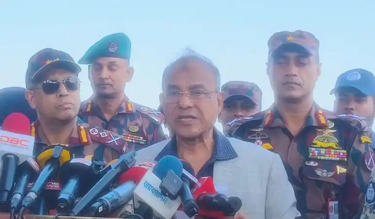 স্বরাষ্ট্র উপদেষ্টা ও সেনা কর্মকর্তাদের সঙ্গে সংবাদ সম্মেলন. Channel i News - চ্যানেল আই নিউজ