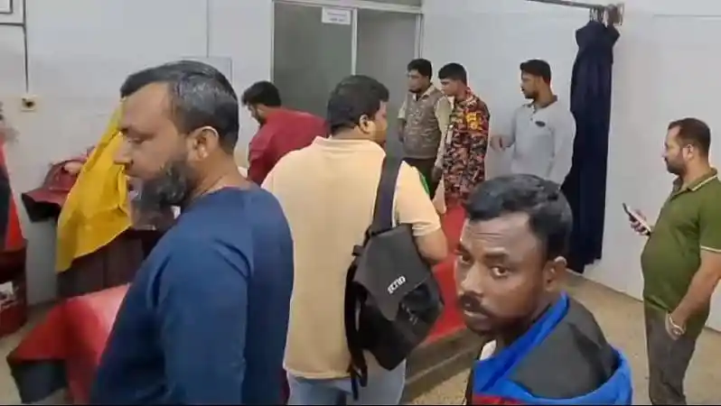 গোপালগঞ্জে সড়ক দুর্ঘটনায় আহত ১০ জনের ছবি. Channel i News - চ্যানেল আই নিউজ