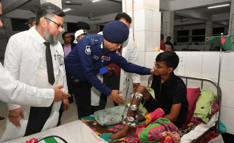 আহত যুবককে দেখতে হাসপাতালে আইজিপি, চিকিৎসা নিচ্ছেন আহত. Channel i News - চ্যানেল আই নিউজ