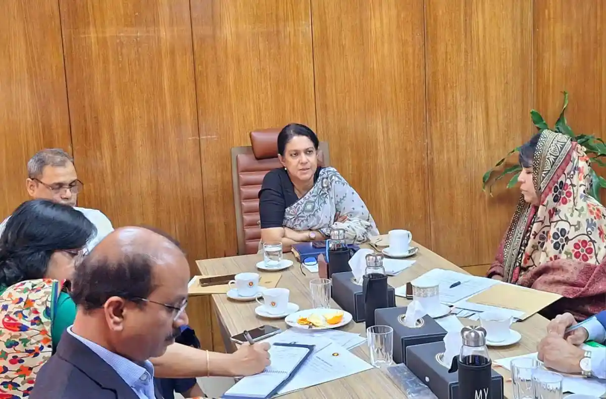 পরিবেশ উপদেষ্টার সঙ্গে বৈঠকে অংশগ্রহণকারী ব্যক্তিরা আলোচনা করছেন. Channel i News - চ্যানেল আই নিউজ