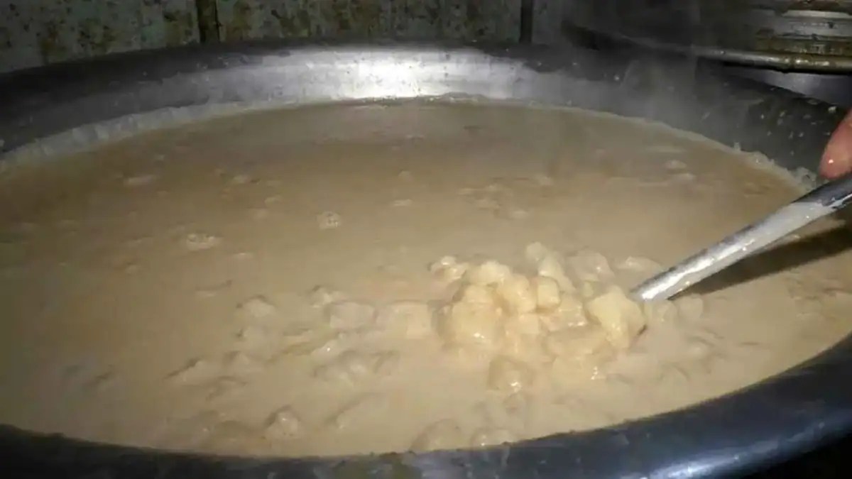 শেরপুরের ছানার পায়েস তৈরির দৃশ্য, দুধে রান্না হচ্ছে. Channel i News - চ্যানেল আই নিউজ