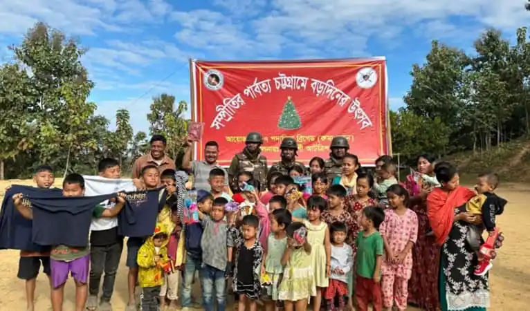বান্দরবানে সেনাবাহিনী শীতবস্ত্র বিতরণ অনুষ্ঠানে শিশু ও পরিবারের উপস্থিতি. Channel i News - চ্যানেল আই নিউজ
