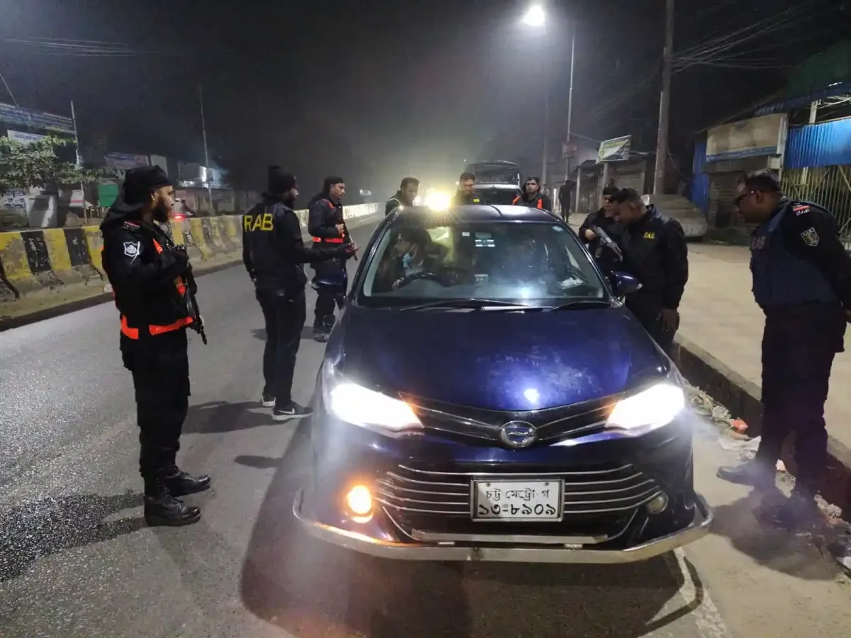 র্যাব সদস্যরা চেকপোস্টে গাড়ি পরীক্ষা করছে, নিরাপত্তা ব্যবস্থা জোরদার. Channel i News - চ্যানেল আই নিউজ