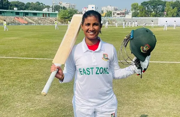 বাংলাদেশ নারী ক্রিকেটার ব্যাট ও হেলমেট হাতে মাঠে দাঁড়িয়ে. Channel i News - চ্যানেল আই নিউজ