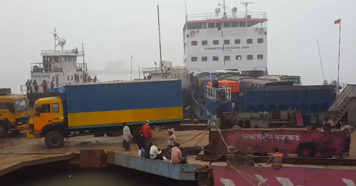 পাটুরিয়া-দৌলতদিয়া নৌরুটে ফেরি চলাচল শুরু, যানবাহন ও যাত্রীরা অপেক্ষা করছে. Channel i News - চ্যানেল আই নিউজ