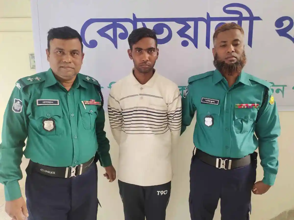 আটক ব্যক্তির সঙ্গে পুলিশ কর্মকর্তাদের ছবি, বাংলাদেশ. Channel i News - চ্যানেল আই নিউজ