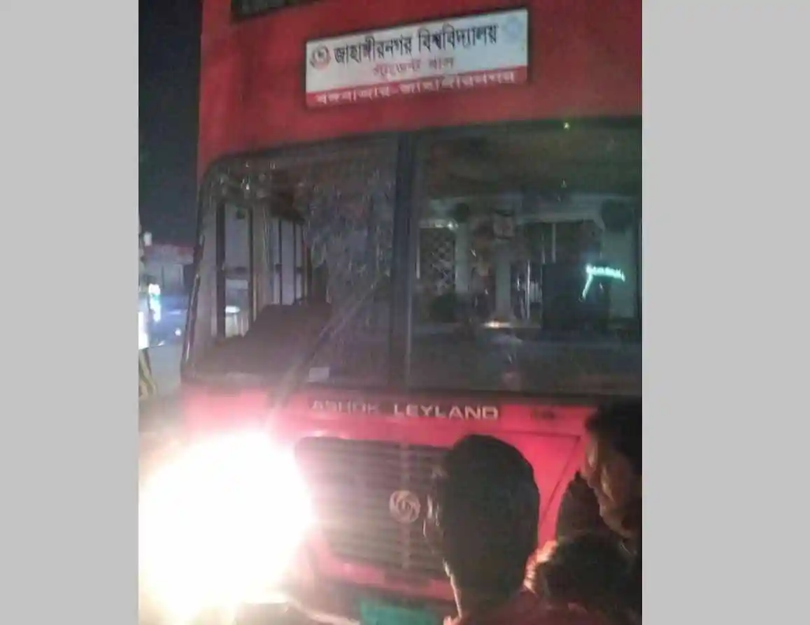 জাবি বাসের সঙ্গে মোটর সাইকেলের মুখোমুখি সংঘর্ষের ছবি।. Channel i News - চ্যানেল আই নিউজ