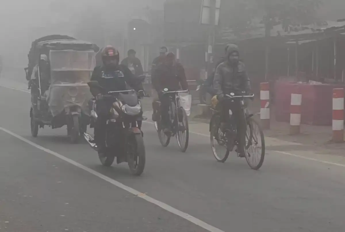 কুড়িগ্রামে তীব্র শীতে রাস্তায় মানুষ ও যানবাহন চলাচল করছে. Channel i News - চ্যানেল আই নিউজ