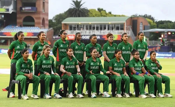 বাংলাদেশ নারী ক্রিকেট দলের দলীয় ছবি, মাঠে প্রস্তুত. Channel i News - চ্যানেল আই নিউজ