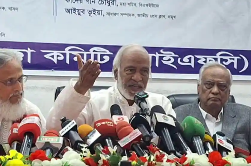 ড. মঈন খান সাংবাদিকদের প্রশ্নের উত্তর দিচ্ছেন, পেছনে অন্য নেতারা উপস্থিত. Channel i News - চ্যানেল আই নিউজ
