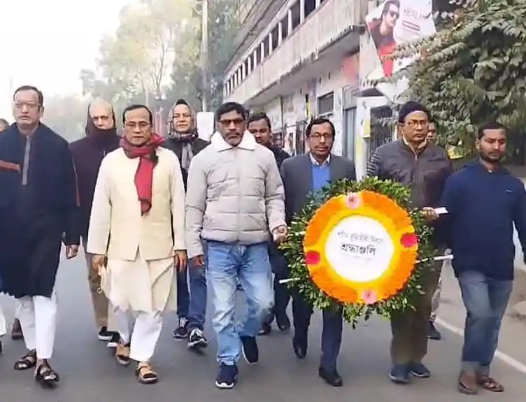 শহীদ বুদ্ধিজীবী দিবসের স্মরণে শহীদদের প্রতি শ্রদ্ধা জানাচ্ছেন মানুষজন. Channel i News - চ্যানেল আই নিউজ