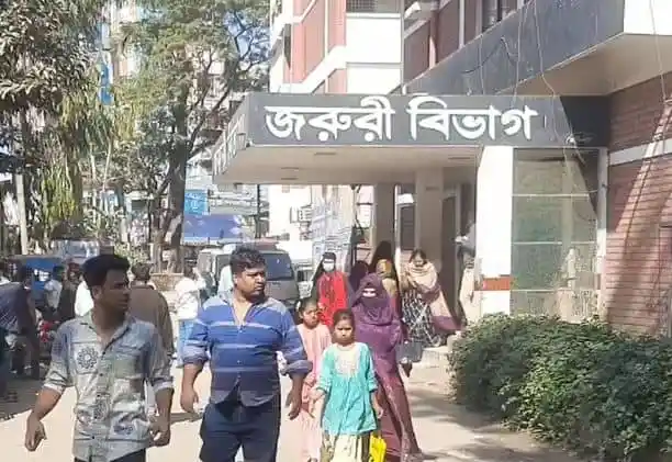 জরুরি বিভাগ ভবনের সামনে মানুষজন চলাচল করছে. Channel i News - চ্যানেল আই নিউজ