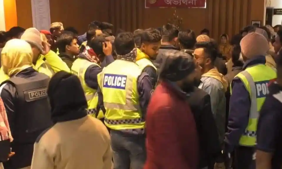 পুলিশ ও জনতা সমাবেশে উপস্থিত, বাংলাদেশি নাগরিকরা।. Channel i News - চ্যানেল আই নিউজ