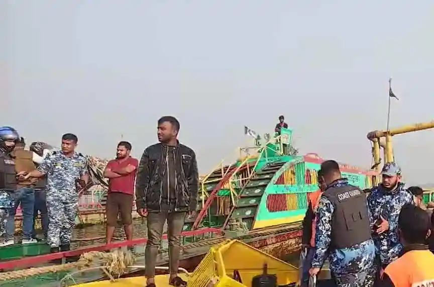 মেঘনায় অবৈধ বালু উত্তোলনের সময় আটক ২৮ জনের ছবি।. Channel i News - চ্যানেল আই নিউজ