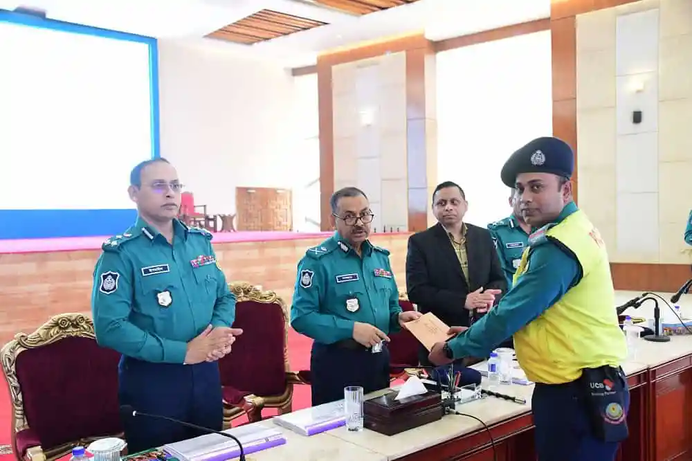 ডিএমপির কর্মকর্তাদের সম্মাননা প্রদান অনুষ্ঠান, পুলিশ সদস্যরা উপস্থিত. Channel i News - চ্যানেল আই নিউজ