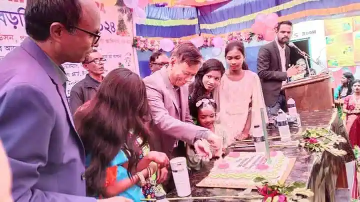 বড়‌দিনের অনুষ্ঠানে শিশু ও বড়দের আনন্দের দৃশ্য, চা-বাগানে উৎসবের পরিবেশ. Channel i News - চ্যানেল আই নিউজ