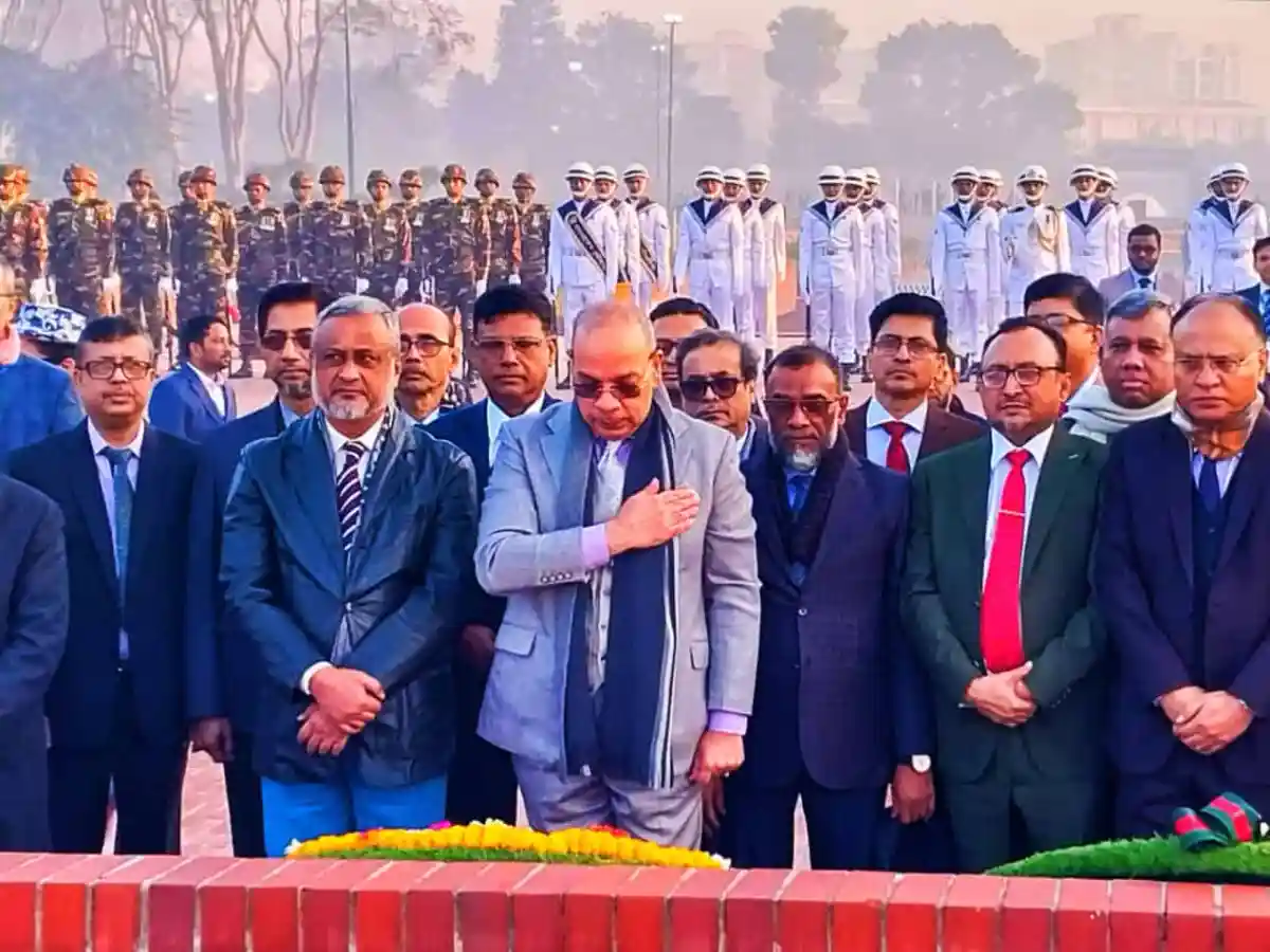 প্রধান বিচারপতি সহ অন্যান্য অতিথিরা স্মৃতিসৌধে শ্রদ্ধা নিবেদন করছেন. Channel i News - চ্যানেল আই নিউজ