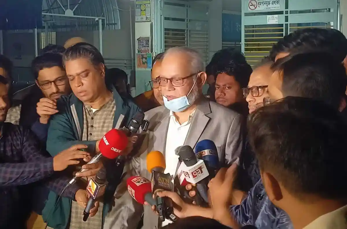 কবি হেলাল হাফিজের শেষকৃত্য, সাংবাদিক ও শুভাকাঙ্ক্ষীদের উপস্থিতি. Channel i News - চ্যানেল আই নিউজ