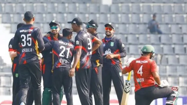বাংলাদেশ ক্রিকেট দলের খেলোয়াড়রা মাঠে আলোচনা করছে।. Channel i News - চ্যানেল আই নিউজ
