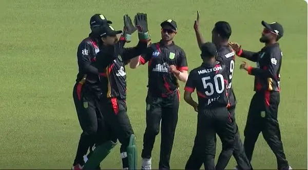 খুলনা ক্রিকেট দলের খেলোয়াড়রা জয় উদযাপন করছে. Channel i News - চ্যানেল আই নিউজ