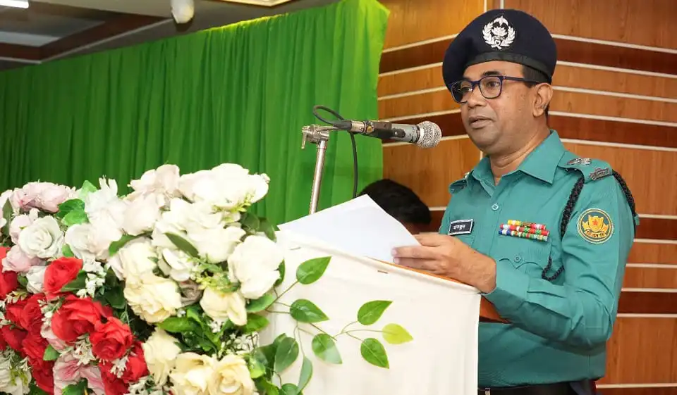 অতিরিক্ত পুলিশ কমিশনার ভাষণ দিচ্ছেন, পত্রিকা পড়ছেন, পেছনে সবুজ পর্দা. Channel i News - চ্যানেল আই নিউজ