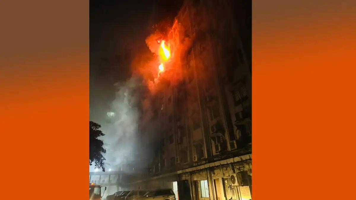 দূর্গন্ধে ভরা ভবনে আগুন লেগে ব্যাপক ধোঁয়া ও অগ্নিকাণ্ড. Channel i News - চ্যানেল আই নিউজ