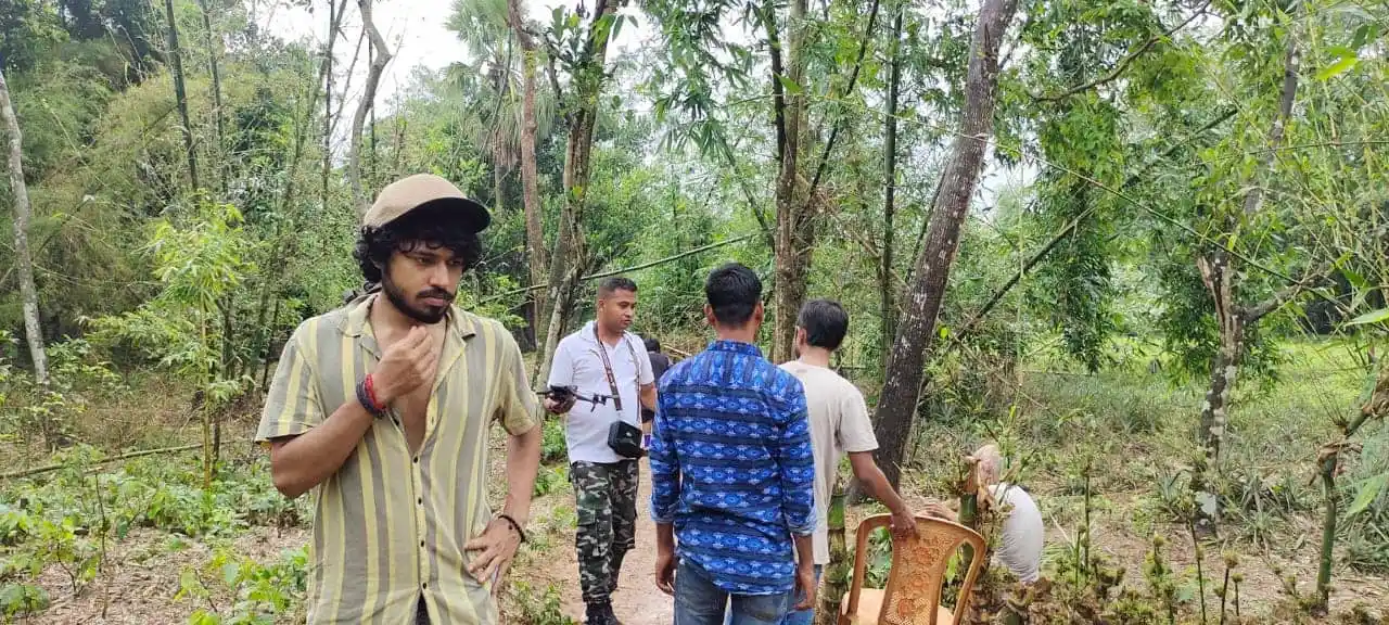 বনজঙ্গলে কিছু মানুষ প্রকৃতি পর্যবেক্ষণ করছে. Channel i News - চ্যানেল আই নিউজ