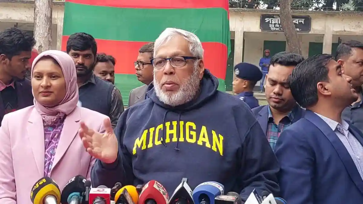 জনপ্রিয় নেতা জনসংযোগে ব্যস্ত, সাংবাদিকদের প্রশ্নের উত্তর দিচ্ছেন. Channel i News - চ্যানেল আই নিউজ