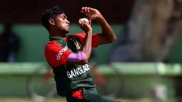 বাংলাদেশ ক্রিকেটার রিপন বল হাতে প্রস্তুত, মাঠে প্রস্তুতি নিচ্ছেন।. Channel i News - চ্যানেল আই নিউজ