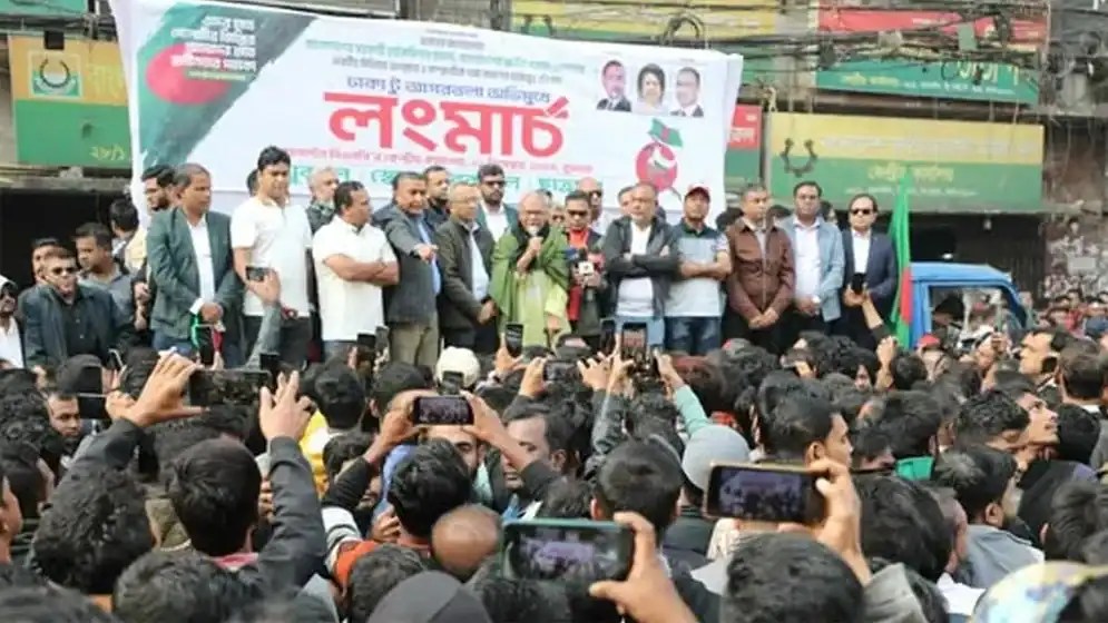 জনসমাগমে নেতারা বক্তৃতা দিচ্ছেন, জনতাকে সমর্থন করছেন. Channel i News - চ্যানেল আই নিউজ
