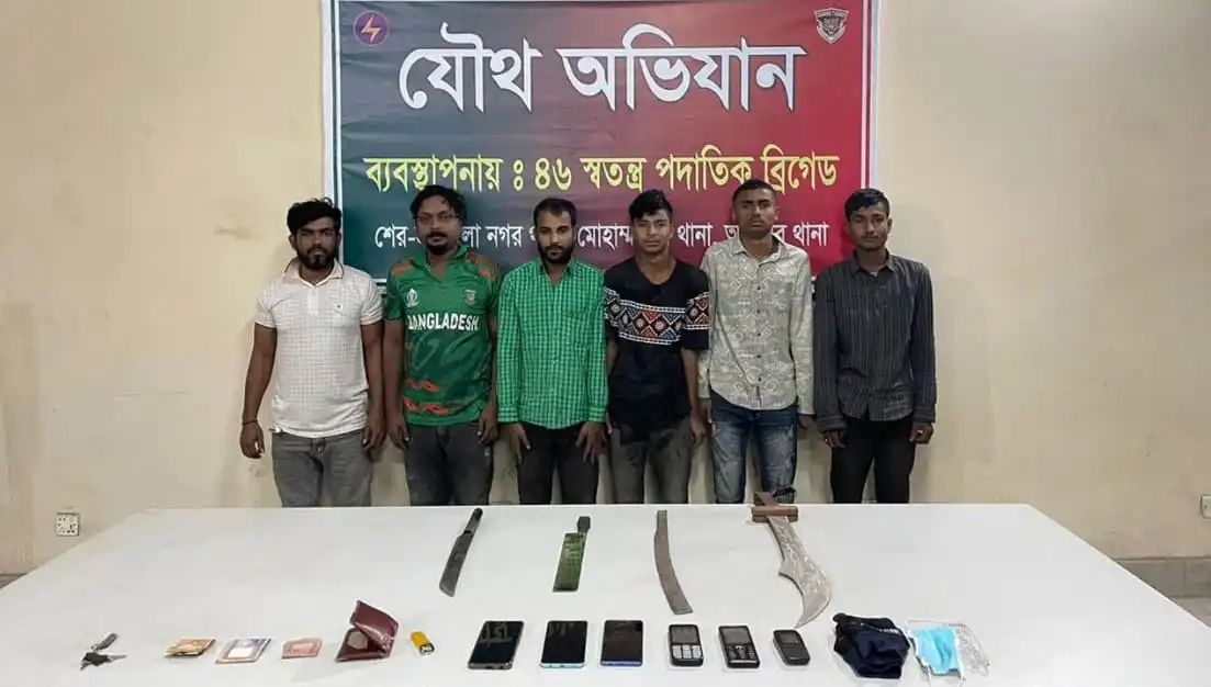 সেনাবাহিনী অভিযানে গ্রেপ্তার ৫ ব্যক্তির ছবি, অস্ত্র ও মোবাইল ফোনসহ. Channel i News - চ্যানেল আই নিউজ