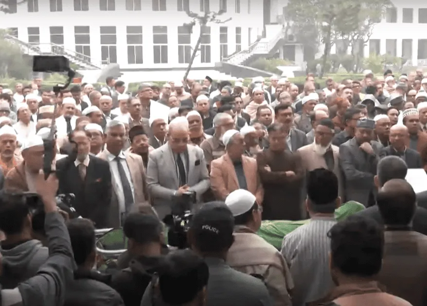 উপদেষ্টা হাসান আরিফের দ্বিতীয় জানাজা, হাজারো মানুষ উপস্থিত. Channel i News - চ্যানেল আই নিউজ