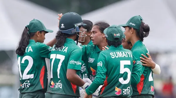 বাংলাদেশ নারী ক্রিকেট দলের খেলোয়াড়রা বিজয়ের উদযাপন করছে।. Channel i News - চ্যানেল আই নিউজ