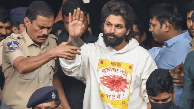 আল্লু অর্জুনের ছবি, তিনি জনসম্মুখে হাসিমুখে দাঁড়িয়ে আছেন. Channel i News - চ্যানেল আই নিউজ