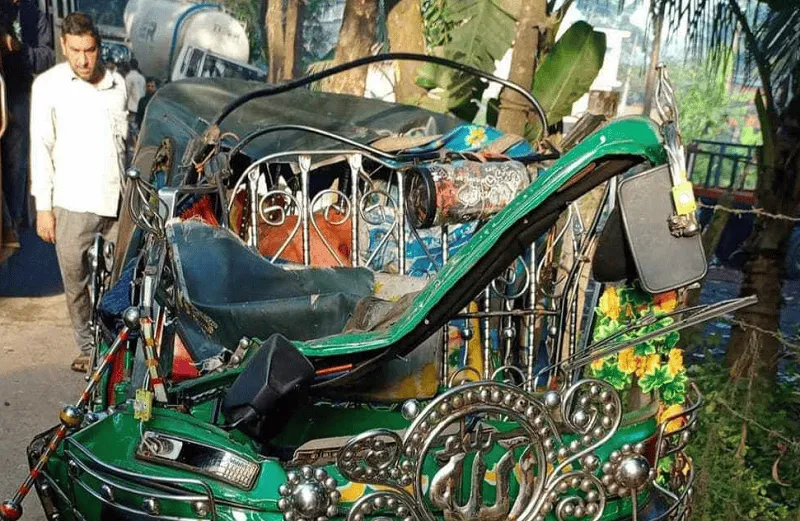 লক্ষ্মীপুরে ট্রাক-সিএনজি সংঘর্ষের পর অটোরিকশার ক্ষতিগ্রস্ত অংশ. Channel i News - চ্যানেল আই নিউজ