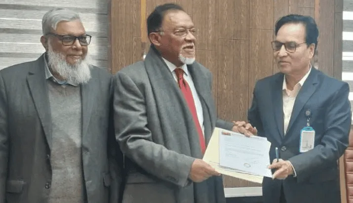 বিএনপি প্রতিনিধিরা জনপ্রশাসন সংস্কার সংক্রান্ত সুপারিশমালা জমা দিচ্ছেন. Channel i News - চ্যানেল আই নিউজ