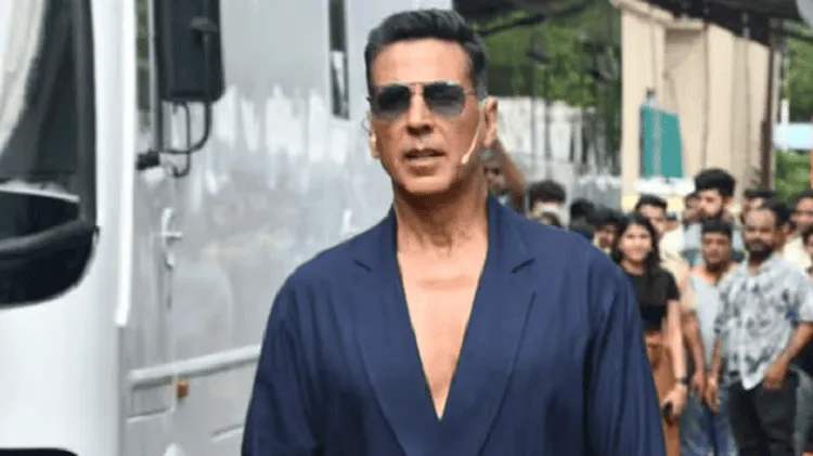 অক্ষয় কুমার শুটিং সেটে দেখা যাচ্ছে, sunglasses পরা, casual পোশাক পরে. Channel i News - চ্যানেল আই নিউজ