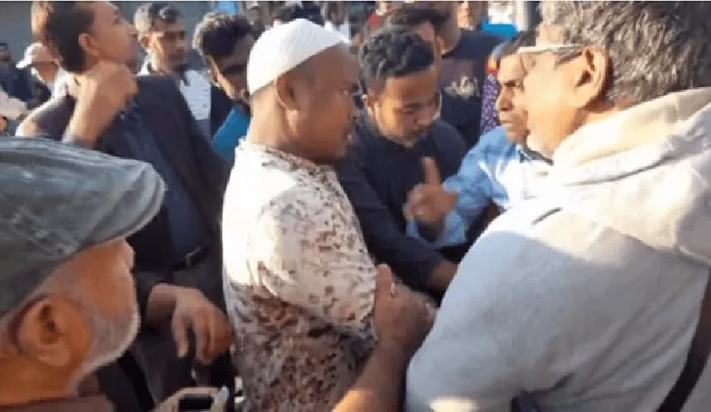 জনগণের মধ্যে আইনজীবীর ওপর হামলার নিন্দা জানানো হচ্ছে. Channel i News - চ্যানেল আই নিউজ