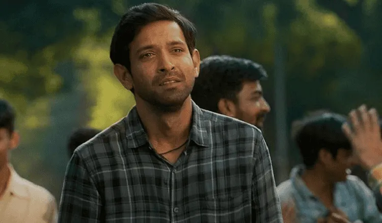 অভিনেতা একটি পার্কে দাঁড়িয়ে আছেন, পেছনে কিছু দর্শক রয়েছে. Channel i News - চ্যানেল আই নিউজ