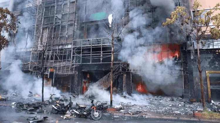 ভিয়েতনামে ক্যাফেতে অগ্নিকাণ্ডে ধোঁয়া ও আগুন ছড়িয়ে পড়ছে. Channel i News - চ্যানেল আই নিউজ