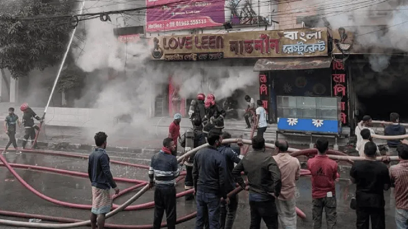 উত্তরায় রেস্টুরেন্টে আগুন নিয়ন্ত্রণে ১২ ইউনিট, দমকল কর্মীরা কাজ করছে. Channel i News - চ্যানেল আই নিউজ