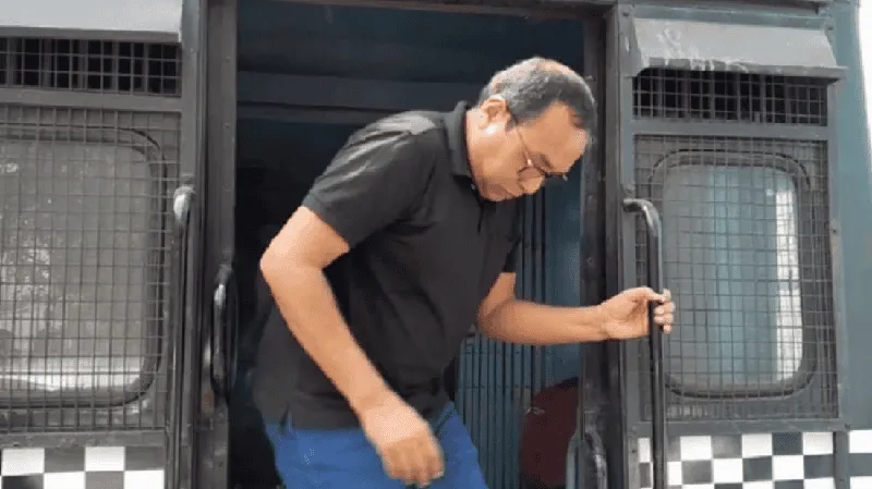পি কে হালদার জামিনে মুক্তি পেয়ে গাড়ি থেকে নামছেন. Channel i News - চ্যানেল আই নিউজ