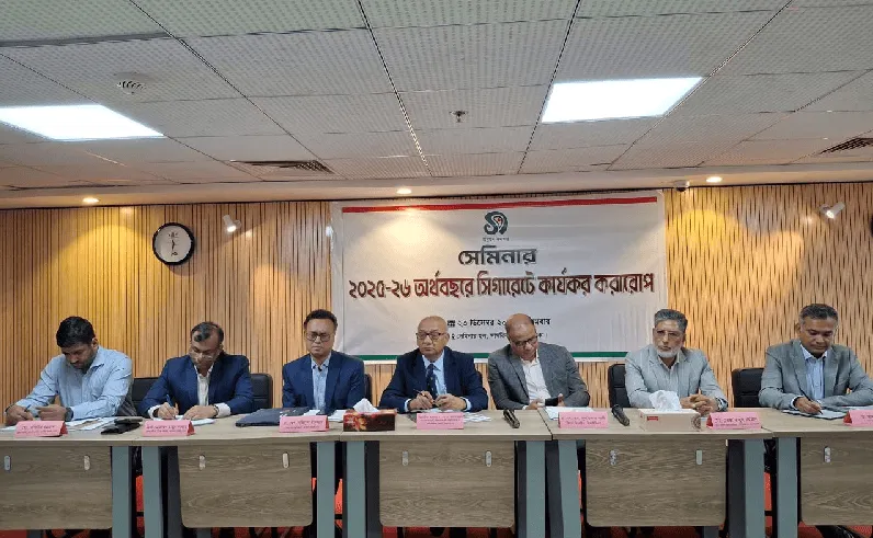 সাংবাদিক সম্মেলনে অংশগ্রহণকারী ব্যক্তিরা বসে আছেন. Channel i News - চ্যানেল আই নিউজ