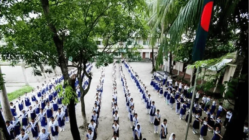 স্কুলের ছাত্রছাত্রীরা স্কুল মাঠে দাঁড়িয়ে আছে. Channel i News - চ্যানেল আই নিউজ