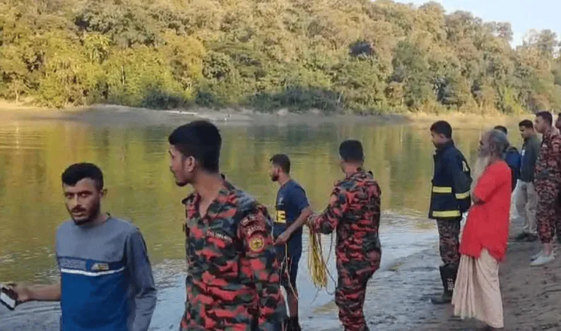 কর্ণফুলীতে গোসলে নেমে দুই পর্যটক নিখোঁজ, উদ্ধার অভিযান চলছে. Channel i News - চ্যানেল আই নিউজ
