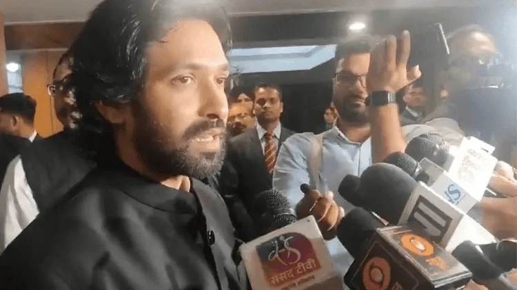 প্রধানমন্ত্রী তার ছবি দেখছেন, অবসর ঘোষণার পর দিন।. Channel i News - চ্যানেল আই নিউজ